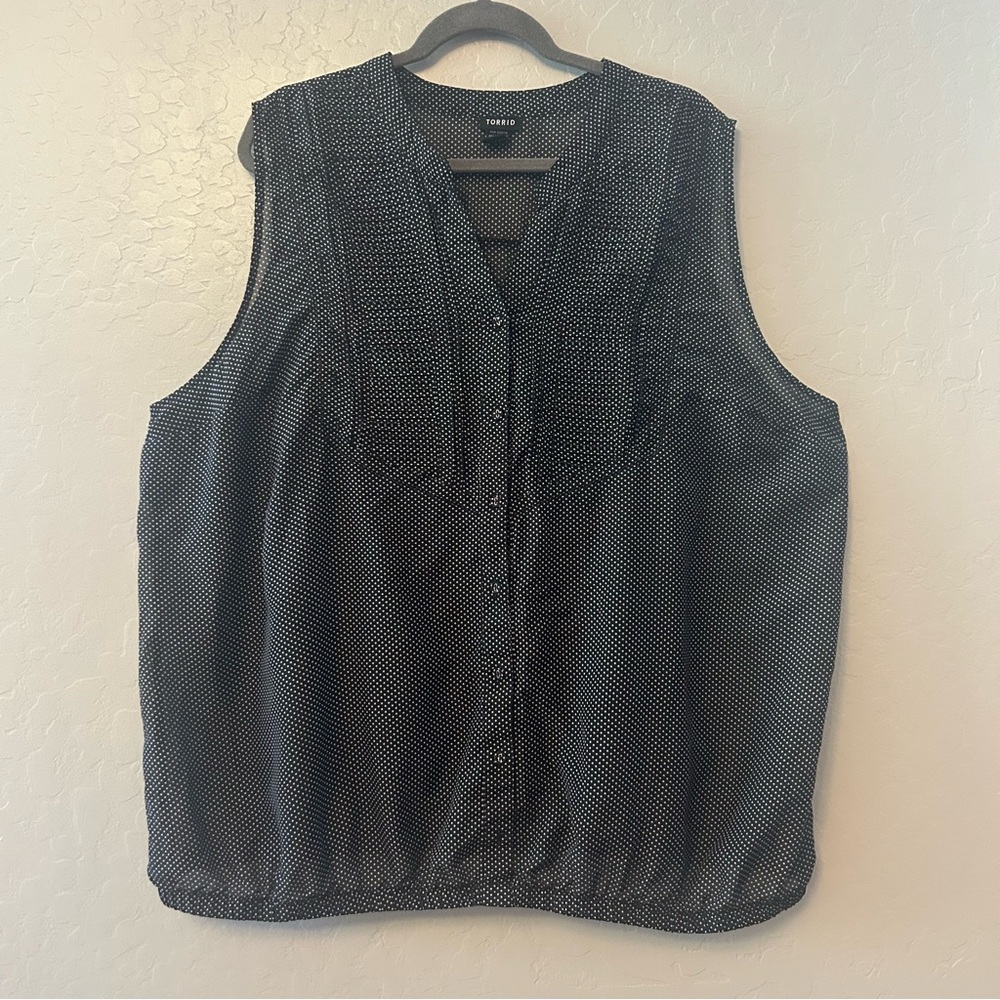 ⭐️Torrid sleeveless black and white polka dot pleated chest blouse size 4